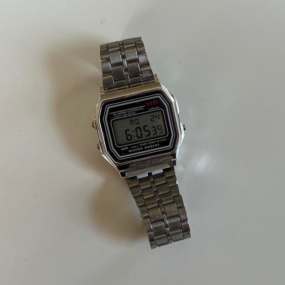 y2k 2000s vintage retro casio style silver water proof stainless steel watch - Picture 6 of 6